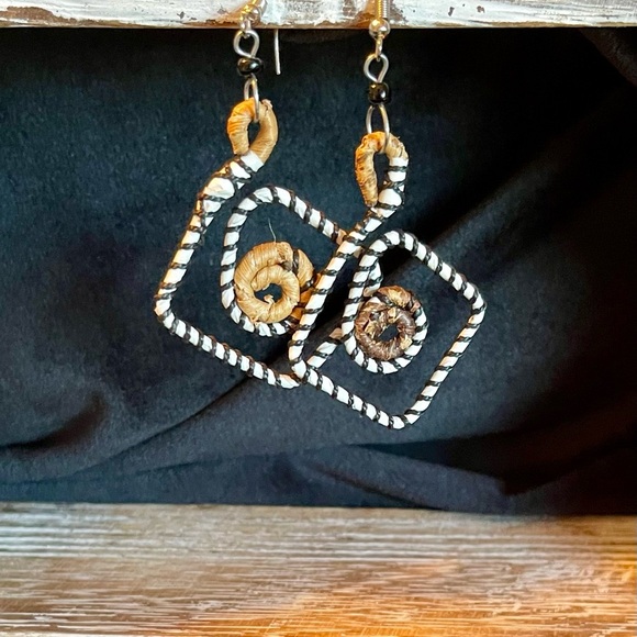 Hand made in Sint Maarten beautiful black & white woven earrings - Picture 2 of 3